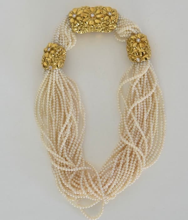 Choker de perlas con oro y brillantes.